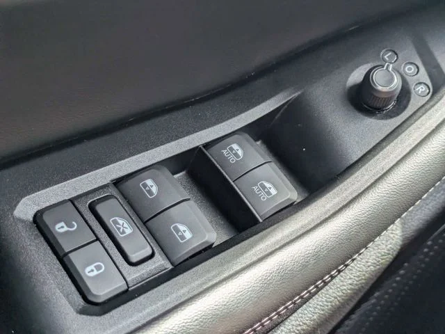 Used 2025 Silver Jeep Altitude image 20