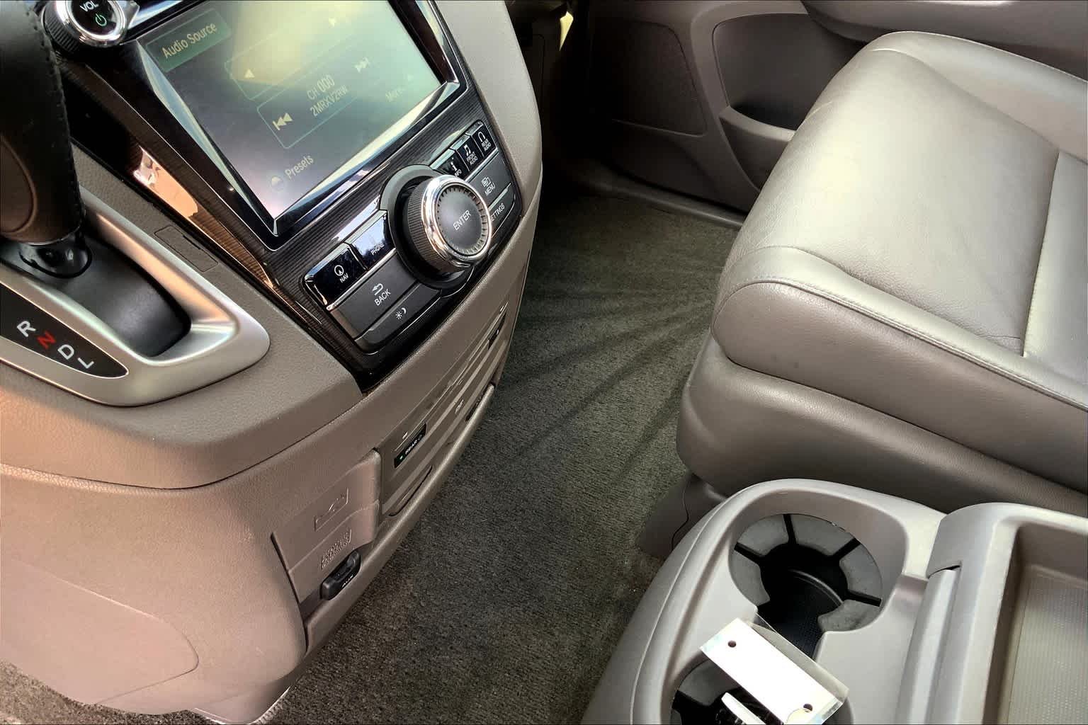 Used 2014 White Diamond Pearl Honda Touring image 17
