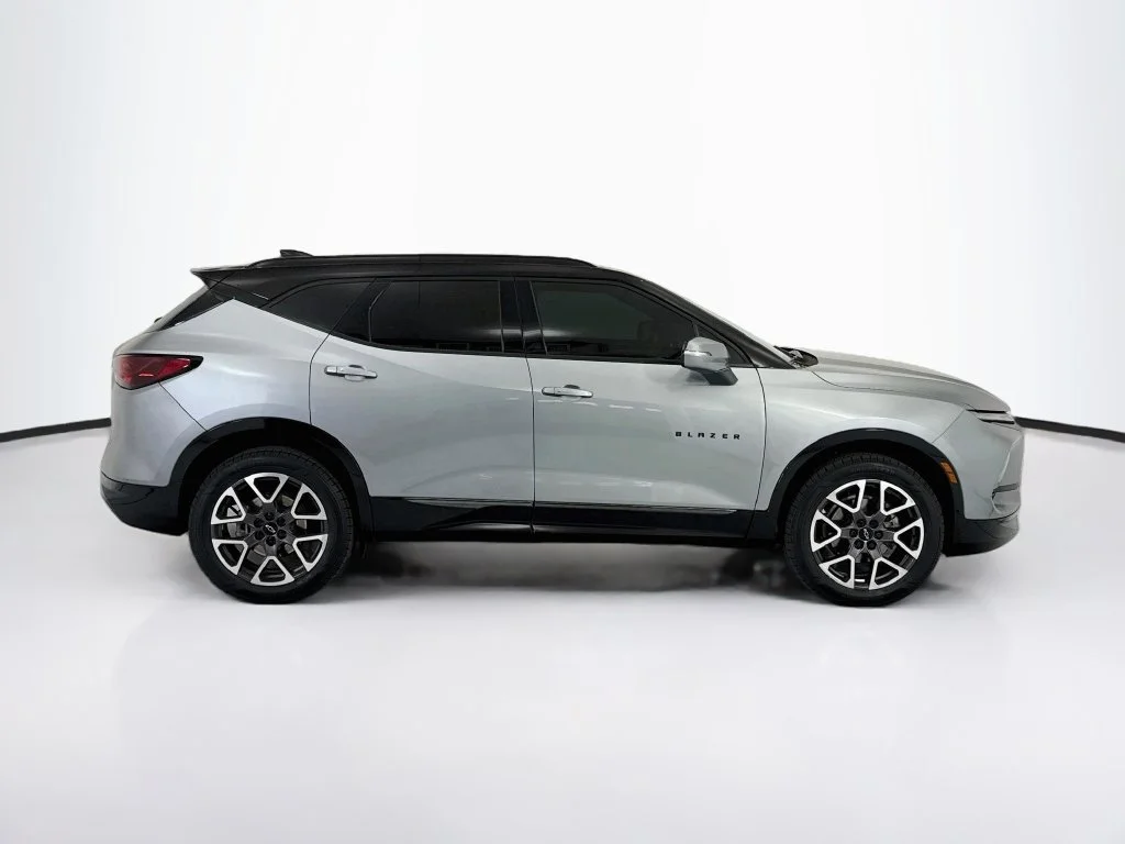 Used 2023 Gray Chevrolet RS image 4