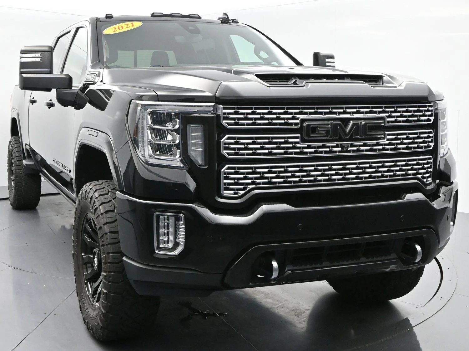 Used 2021 Onyx Black GMC Denali image 2