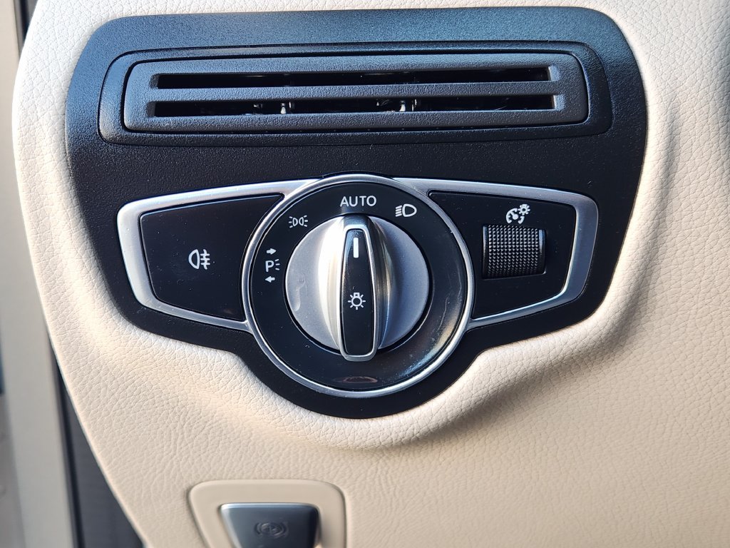 Used 2022  Mercedes-Benz GLC 300 image 22