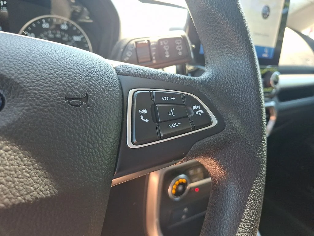 Used 2022 Red Ford SE image 23