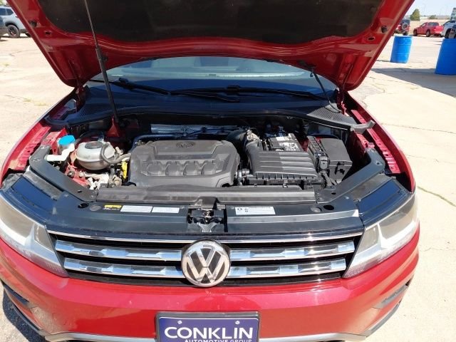 Used 2018 Cardinal Red Metallic Volkswagen 2.0T SEL image 39