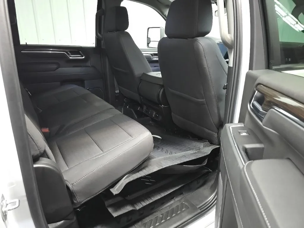 Used 2025 White Chevrolet LT image 17