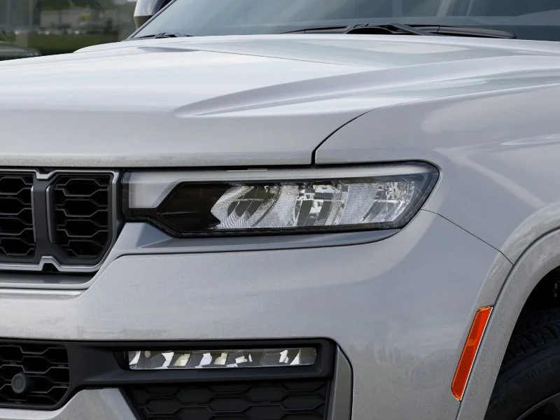 New 2026 Silver Zynith Exterior Paint Jeep Limited Reserve image 10