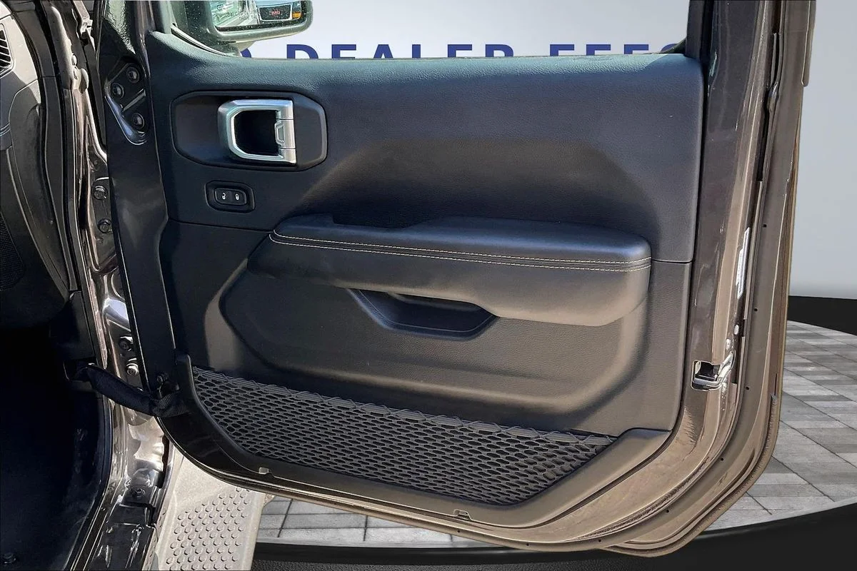 Used 2025  Jeep Sahara 4xe image 27