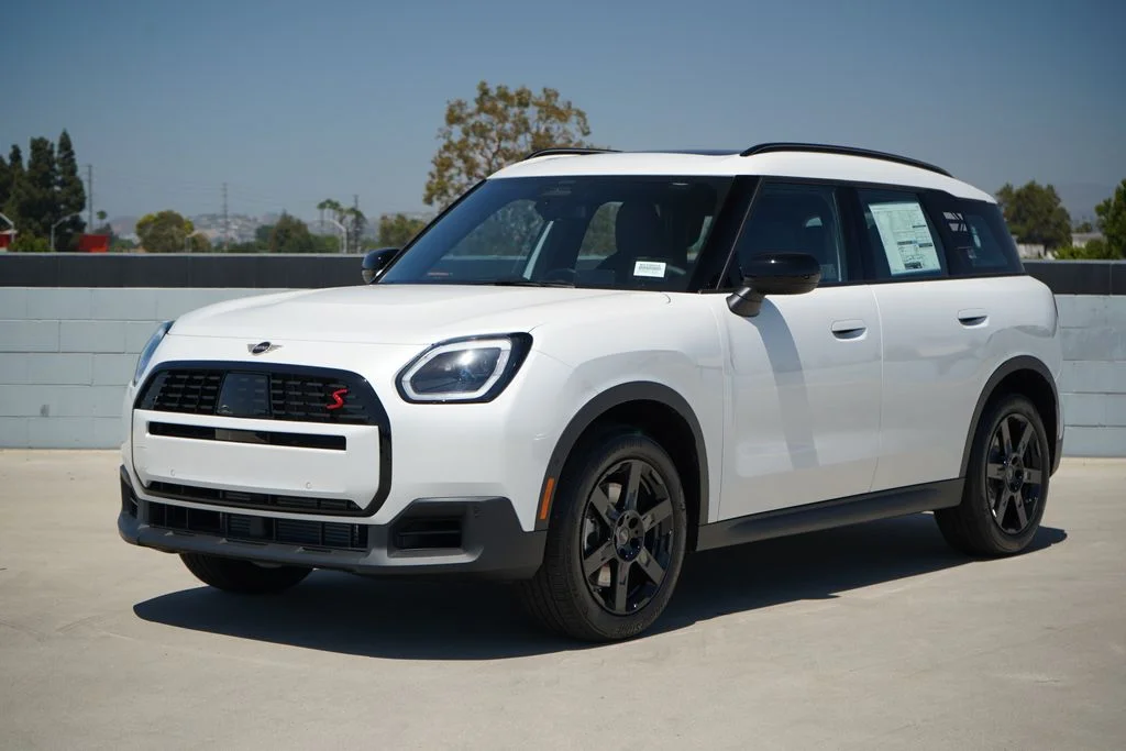 New 2027 White MINI Signature Plus image 1