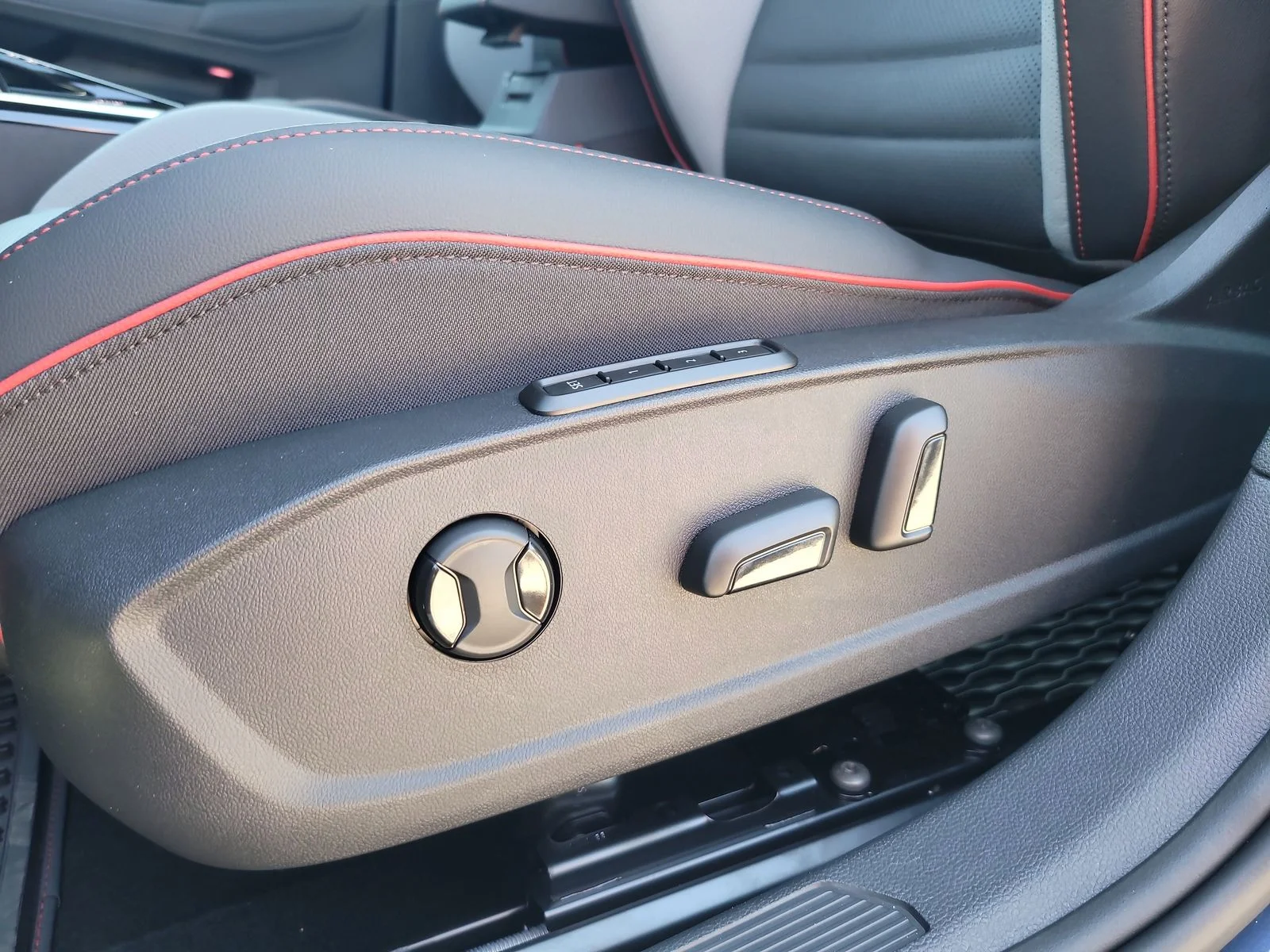 New 2026 Slate Blue Metallic Volkswagen 2.0T SE image 18
