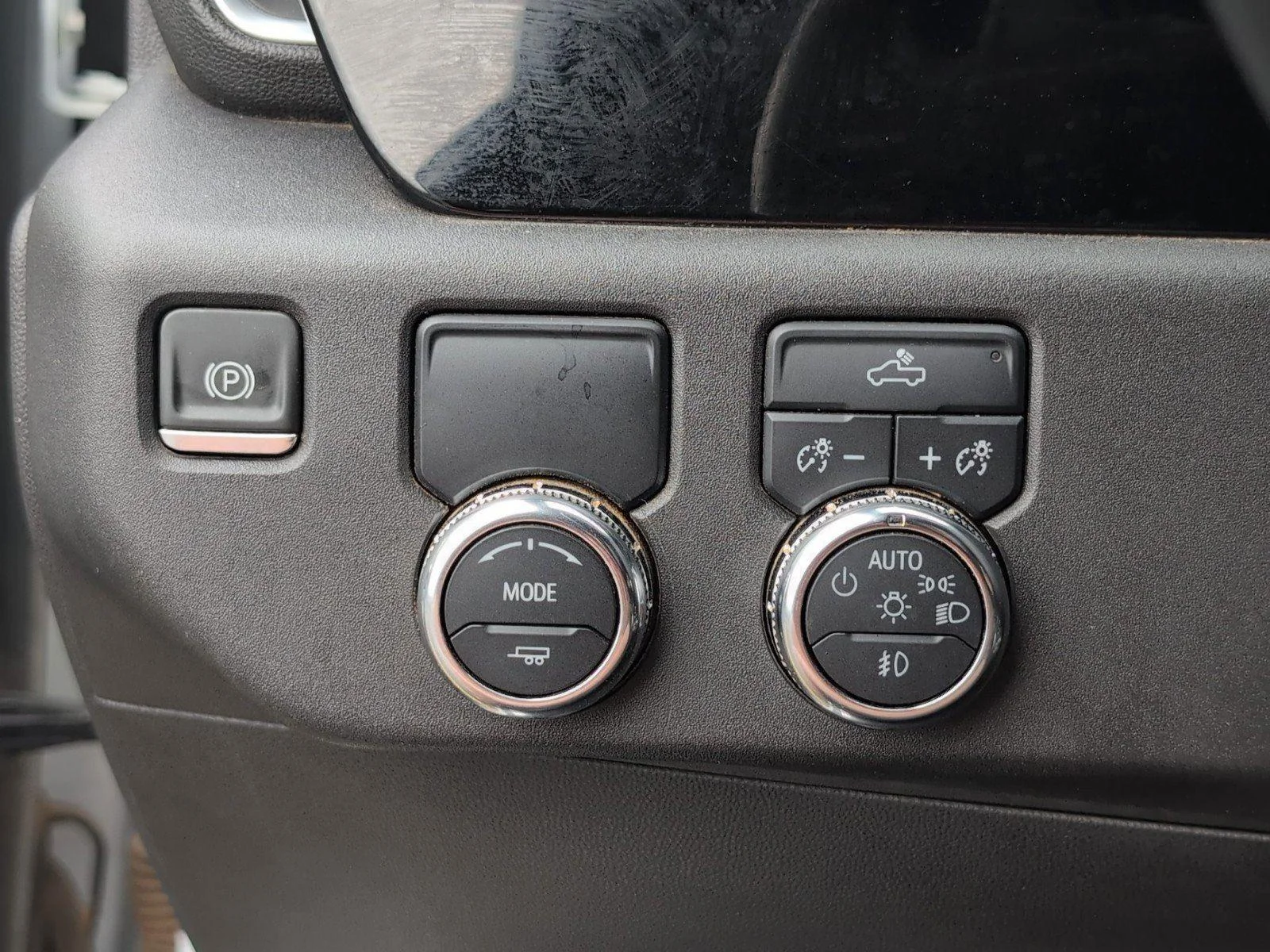 Used 2023 Summit White GMC Elevation image 27