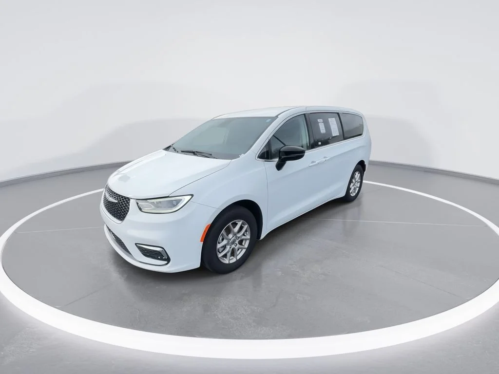 Used 2024 White Chrysler Touring L image 4