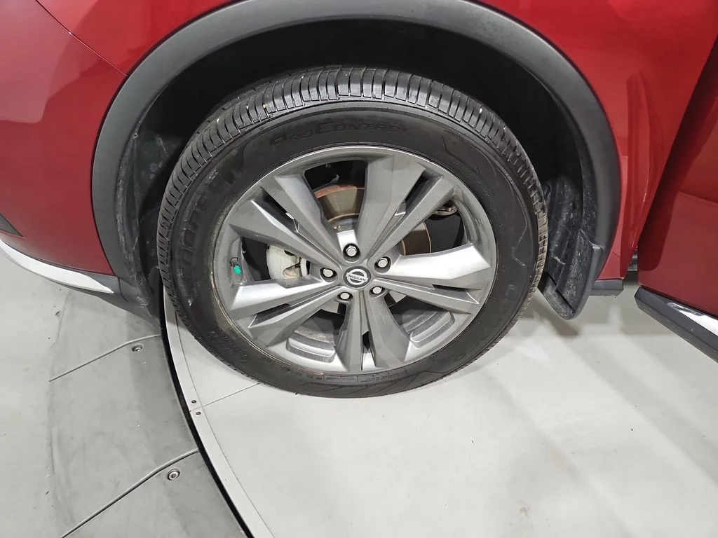 Used 2021 Scarlet Nissan Platinum image 27