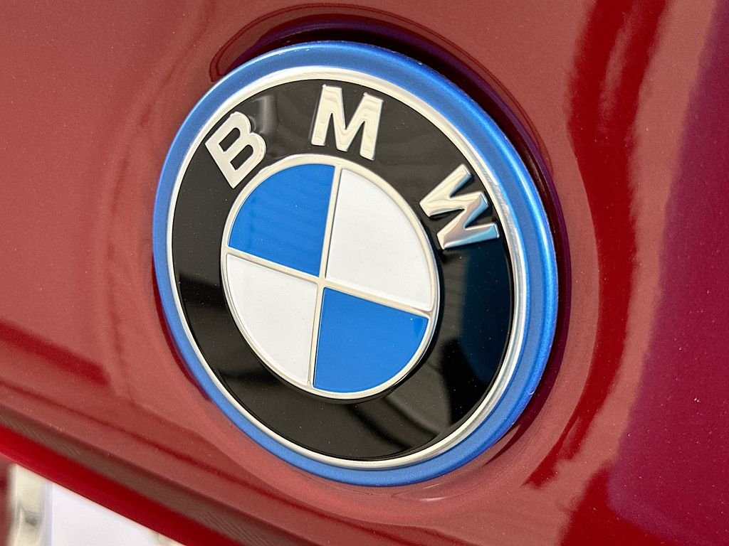 New 2027 Vegas Red Metallic BMW 550e xDrive image 22