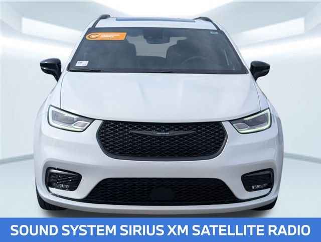 Used 2025 White Chrysler Limited image 10