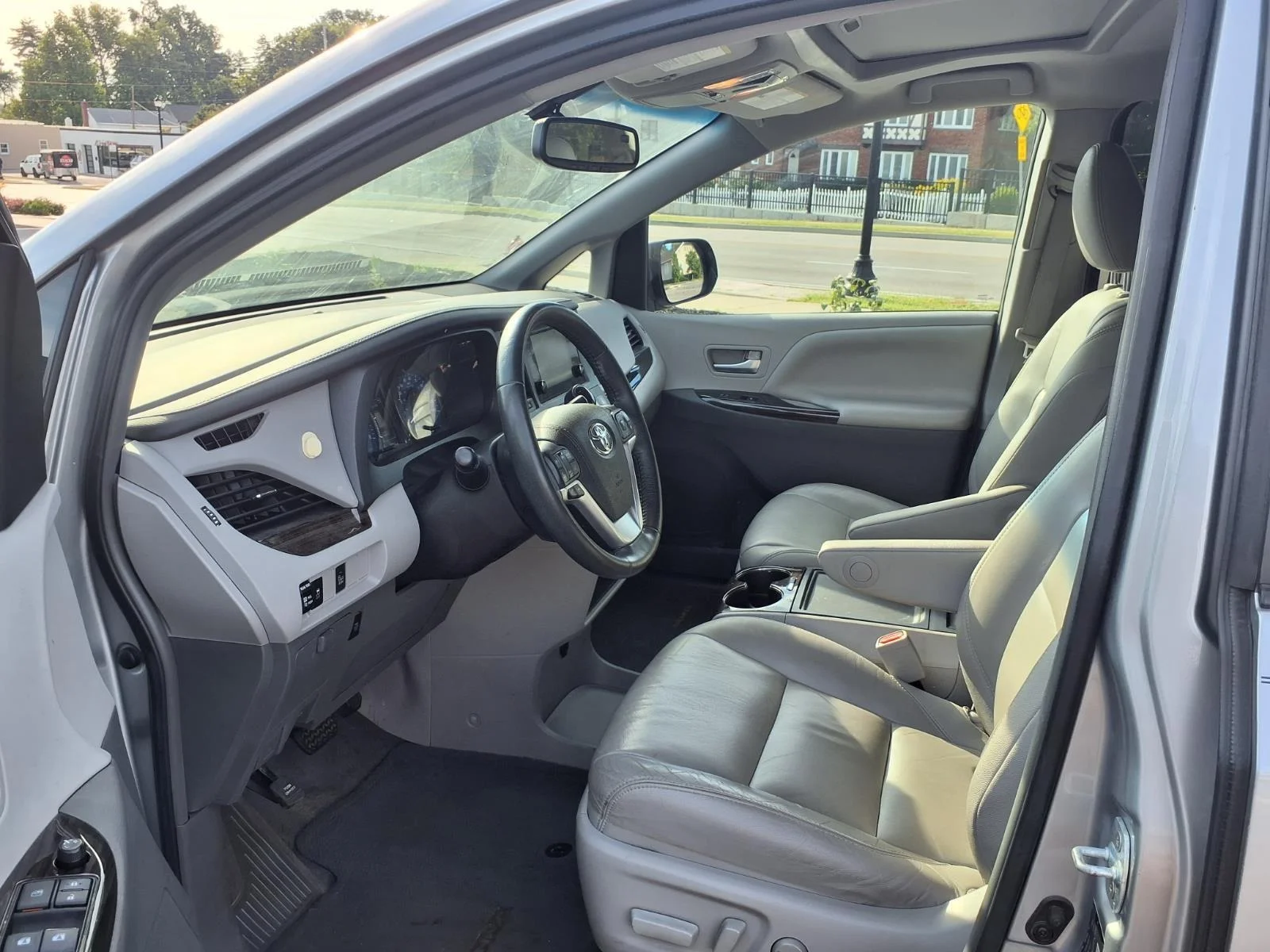 Used 2017 Silver Sky Metallic Toyota XLE 8-Passenger image 21