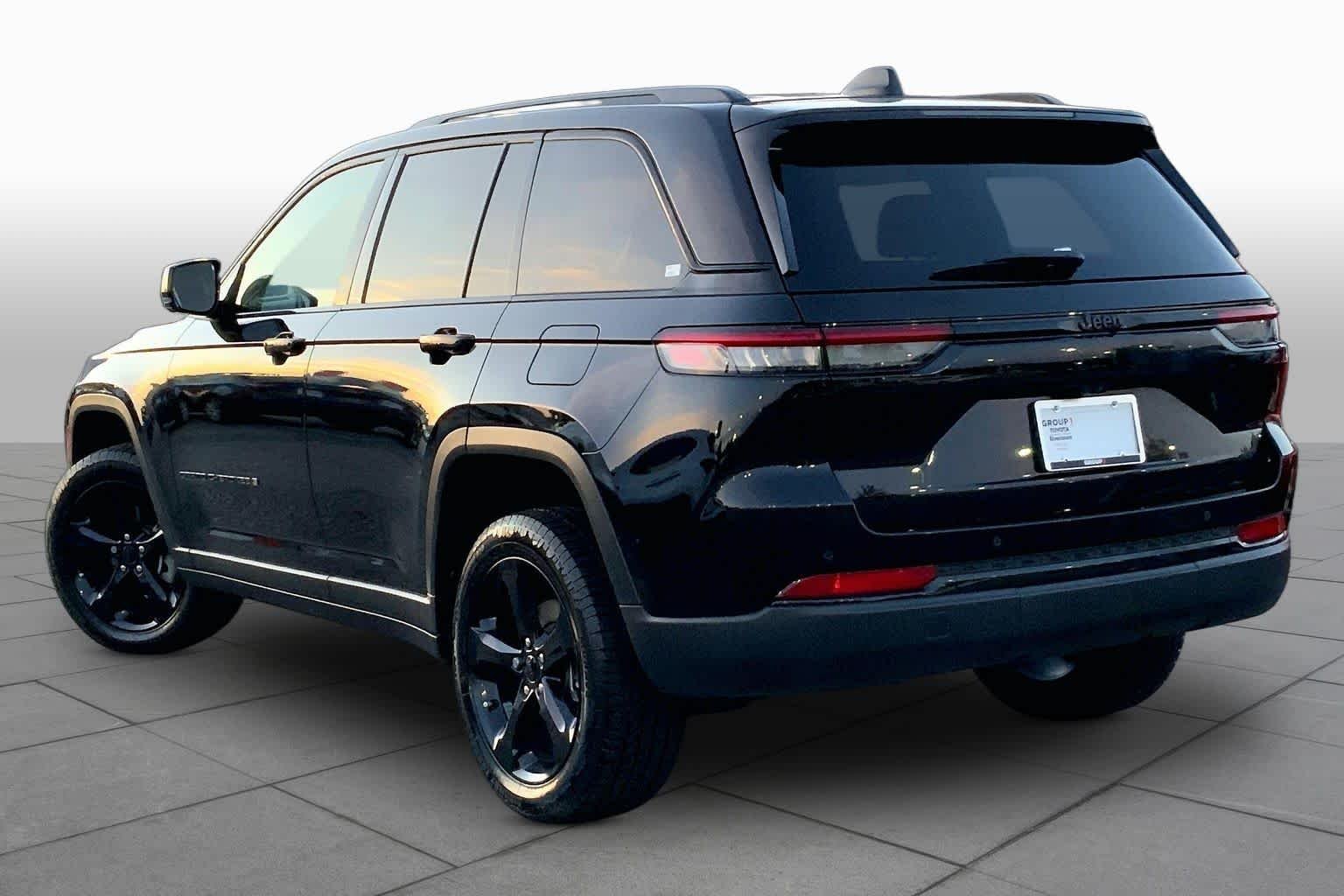 Used 2023 Diamond Black Crystal Pearlcoat Jeep Altitude image 10