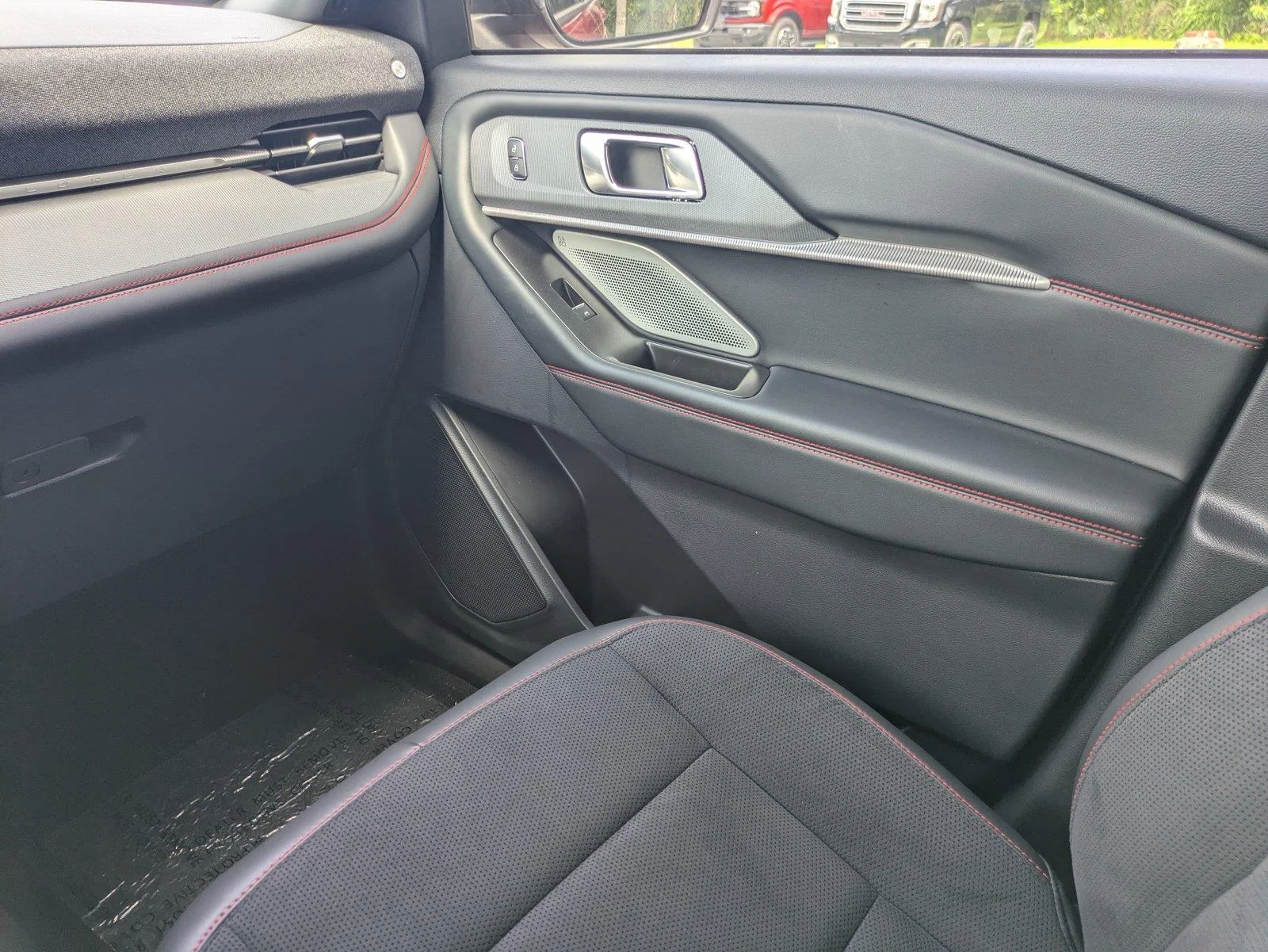 2025 Ford Explorer ST - Photo 19