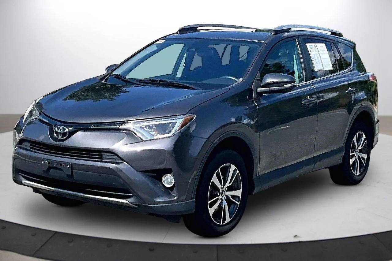 Used 2018 Gray Toyota XLE image 4