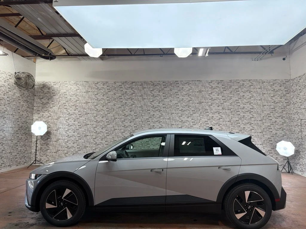 New 2027 Cyber Gray Hyundai SE image 4