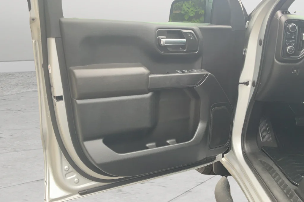 Used 2022 SILVER ICE METALLIC Chevrolet Custom image 10