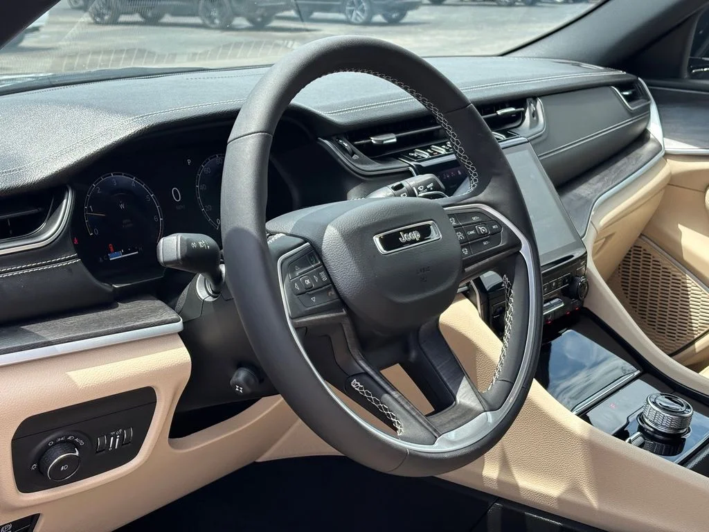 Used 2025 Gray Jeep Limited image 9