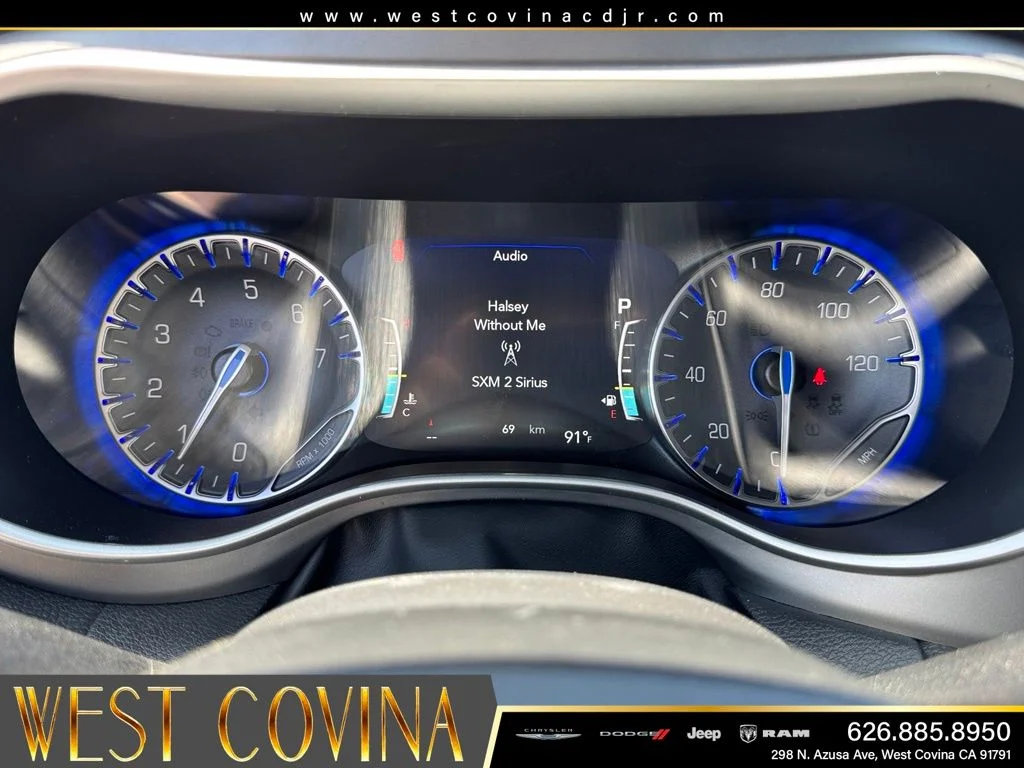 New 2027 Diamond Black Crystal Pearl-Coat Exterior Paint Chrysler Select image 24