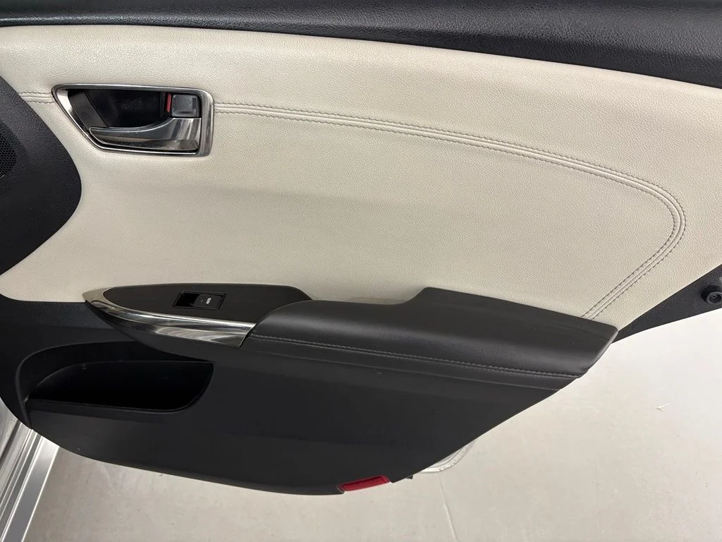 Used 2018 Silver Toyota XLE image 36