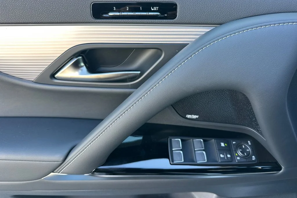 2026 Lexus LX 700h F-Sport - Photo 11
