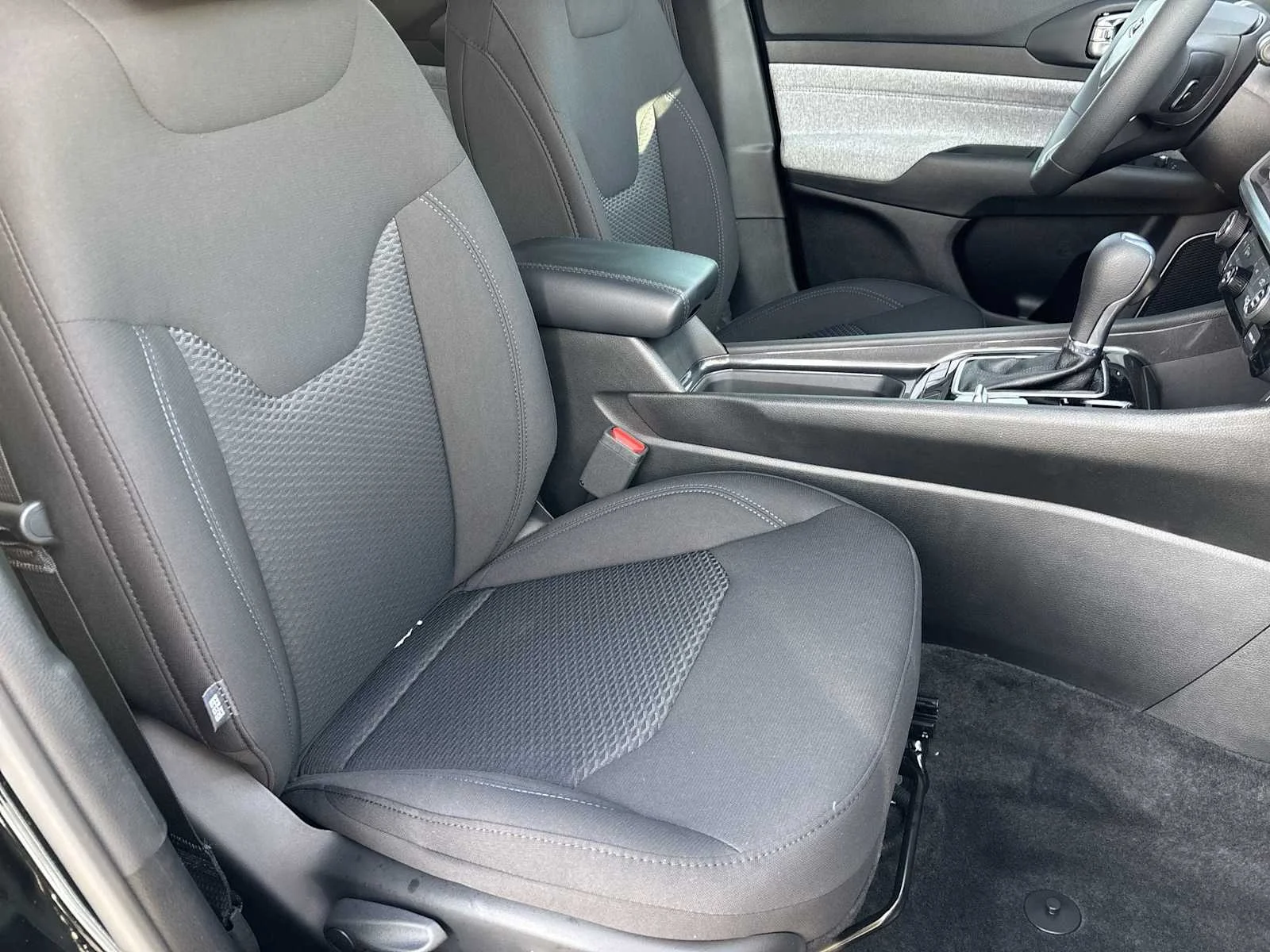 Used 2025 Diamond Black Crystal Pearlcoat Jeep Sport image 18