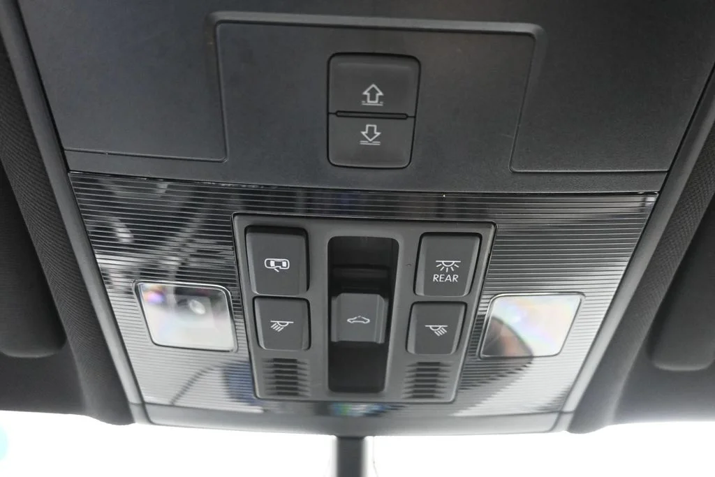 Used 2021 White Volkswagen 2.0T SE image 22