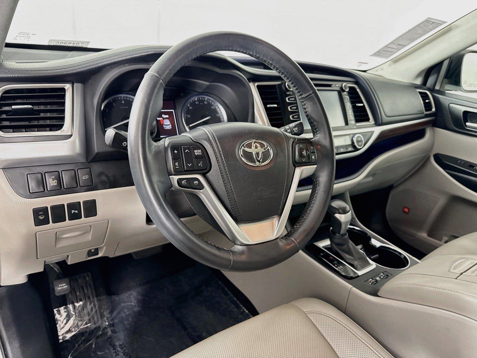 Used 2015 Silver Sky Metallic Toyota Limited image 4