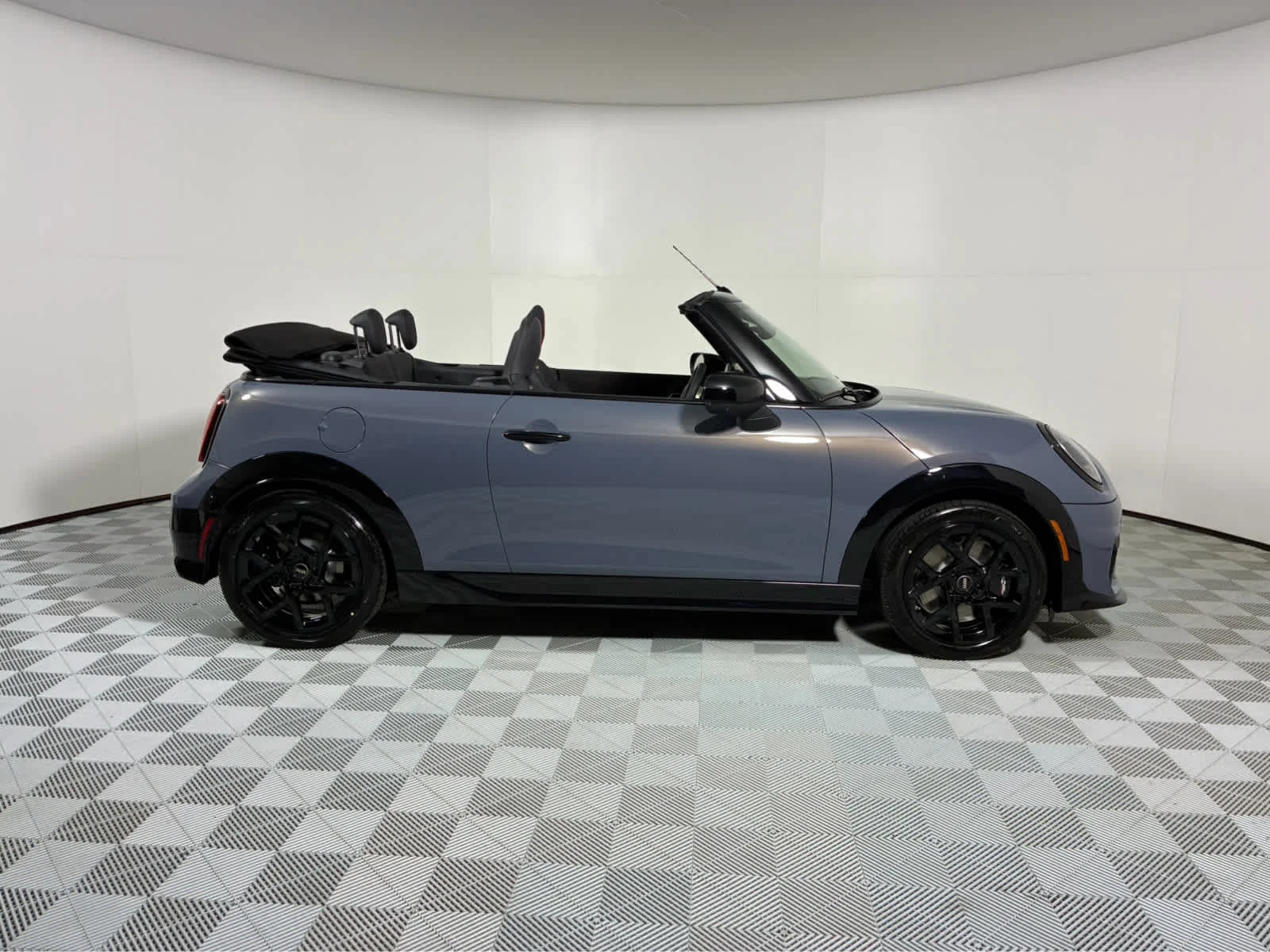 New 2026 Copper Grey Metallic MINI Iconic image 2