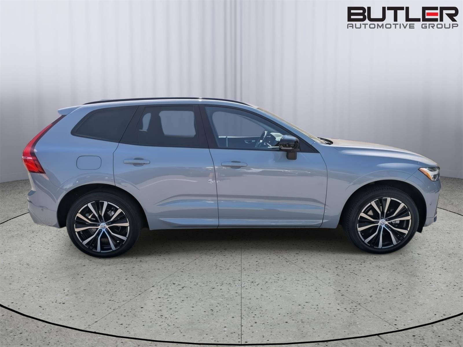 Used 2024 Vapour Grey Metallic Volvo Plus Dark Theme image 9