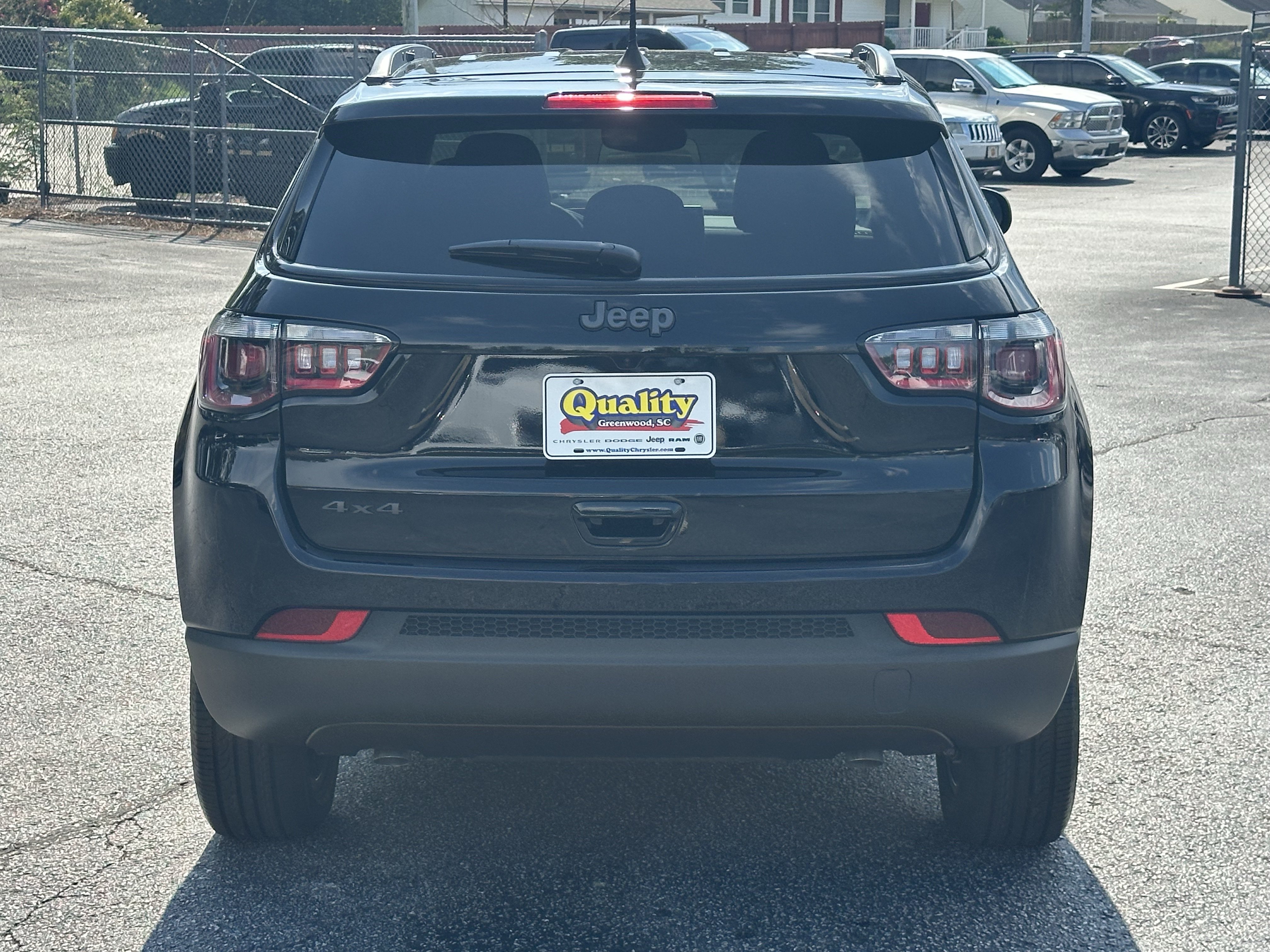 New 2026 Diamond Black Crystal Pearl-Coat Exterior Paint Jeep Latitude Altitude image 6