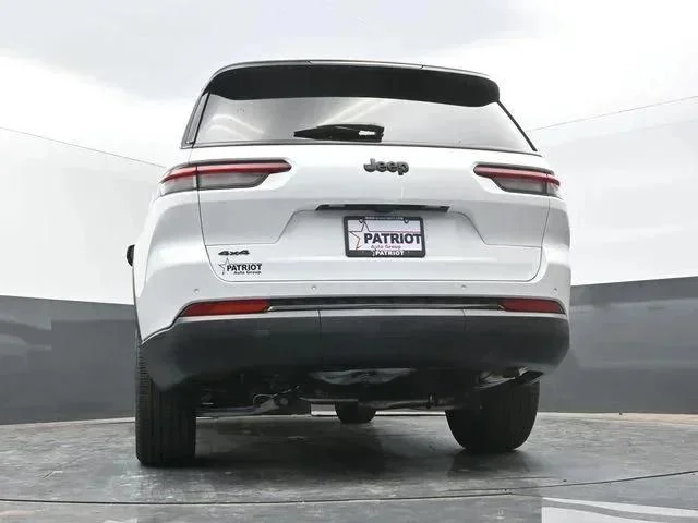 New 2025 Bright White Clear-Coat Exterior Paint Jeep Limited image 48