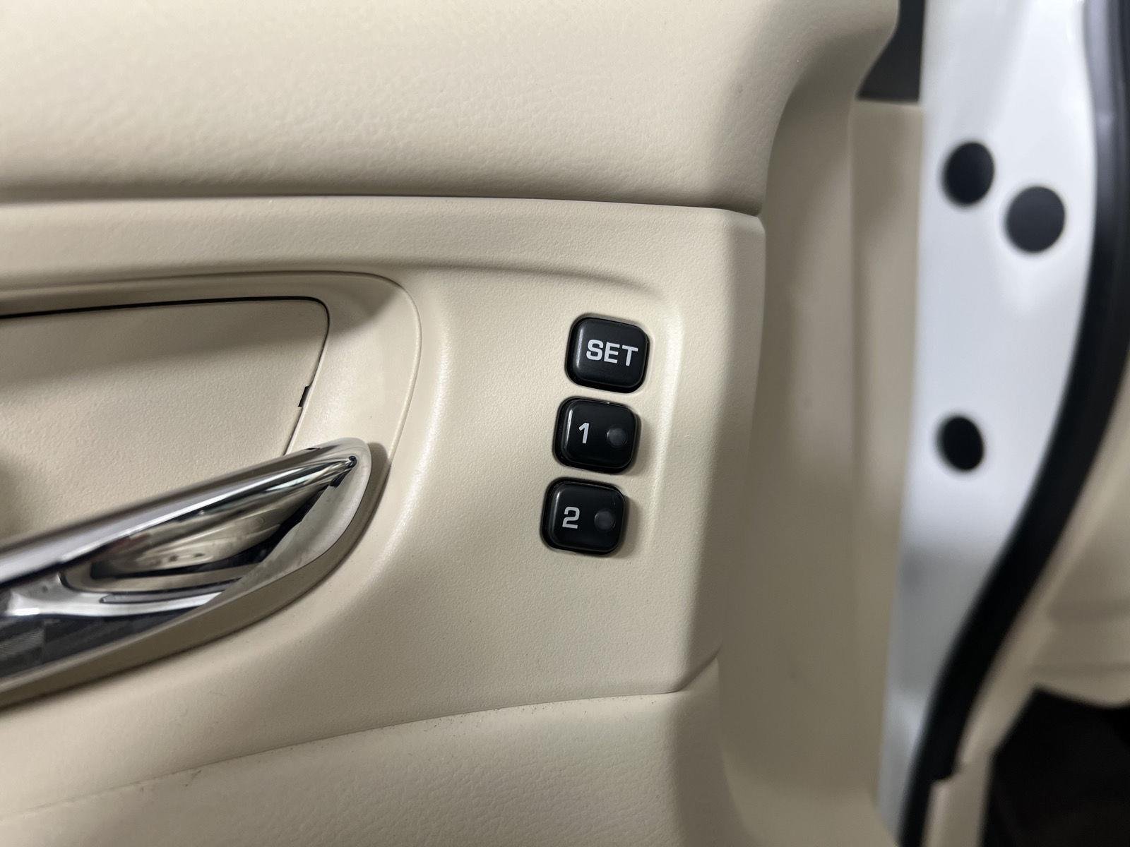 Used 2018 Pearl White Nissan SL image 13