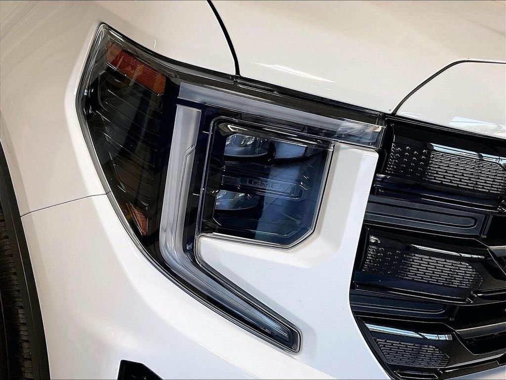Used 2025 White GMC Elevation image 34