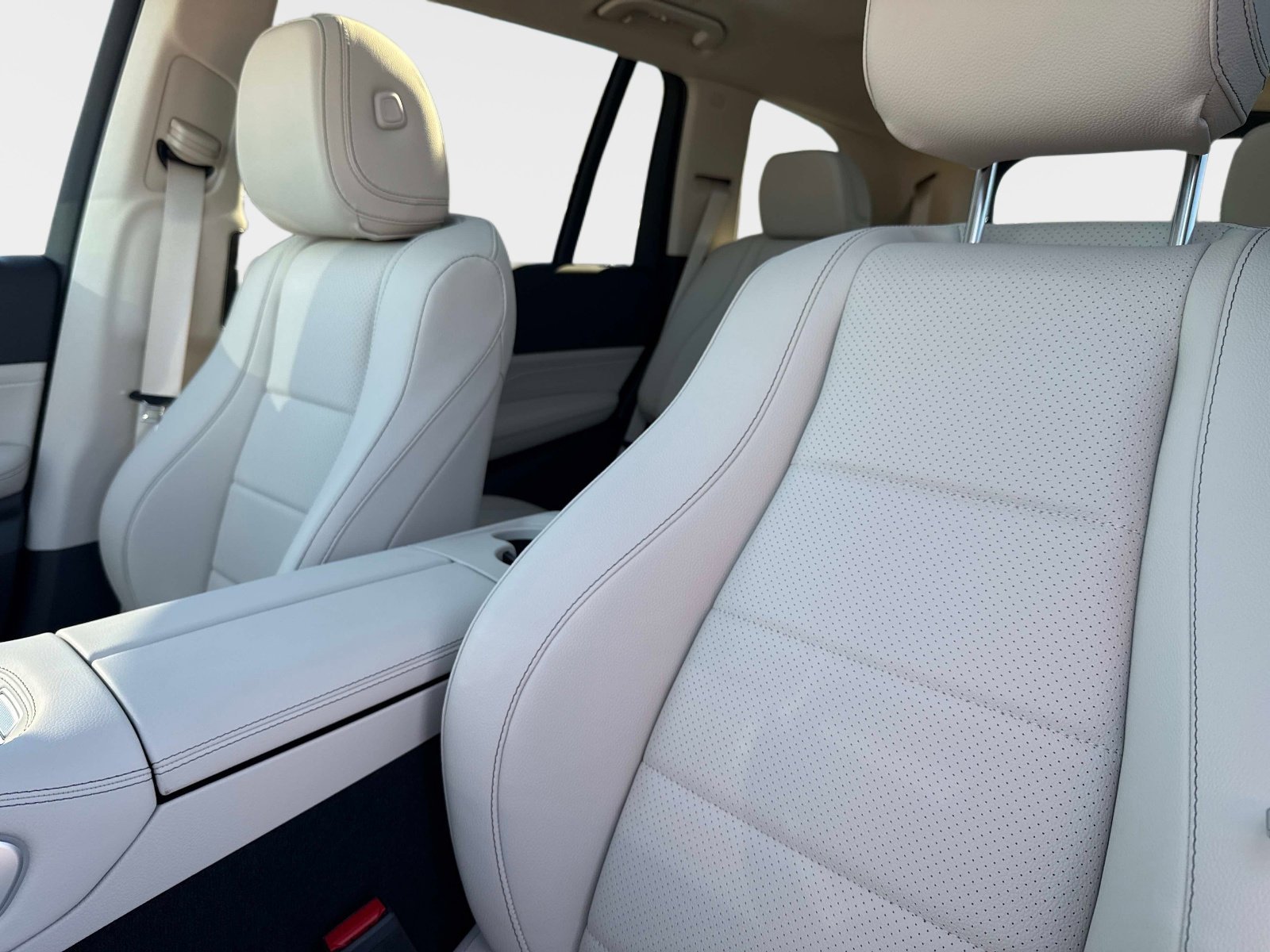 New 2026 Polar White Mercedes-Benz 450 4MATIC® SUV image 24