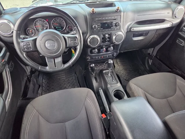 Used 2015 Silver Jeep Unlimited Rubicon image 10