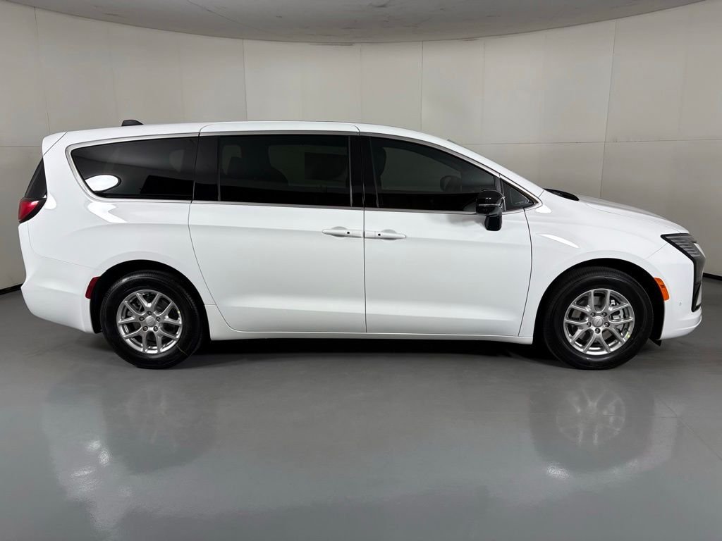 New 2027 Bright White Clear-Coat Exterior Paint Chrysler Select image 9