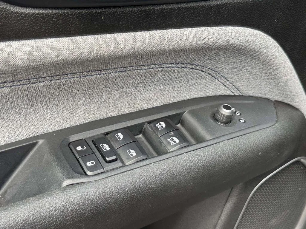 Used 2024 Sting-Gray Clearcoat Jeep Latitude 4x4 image 14