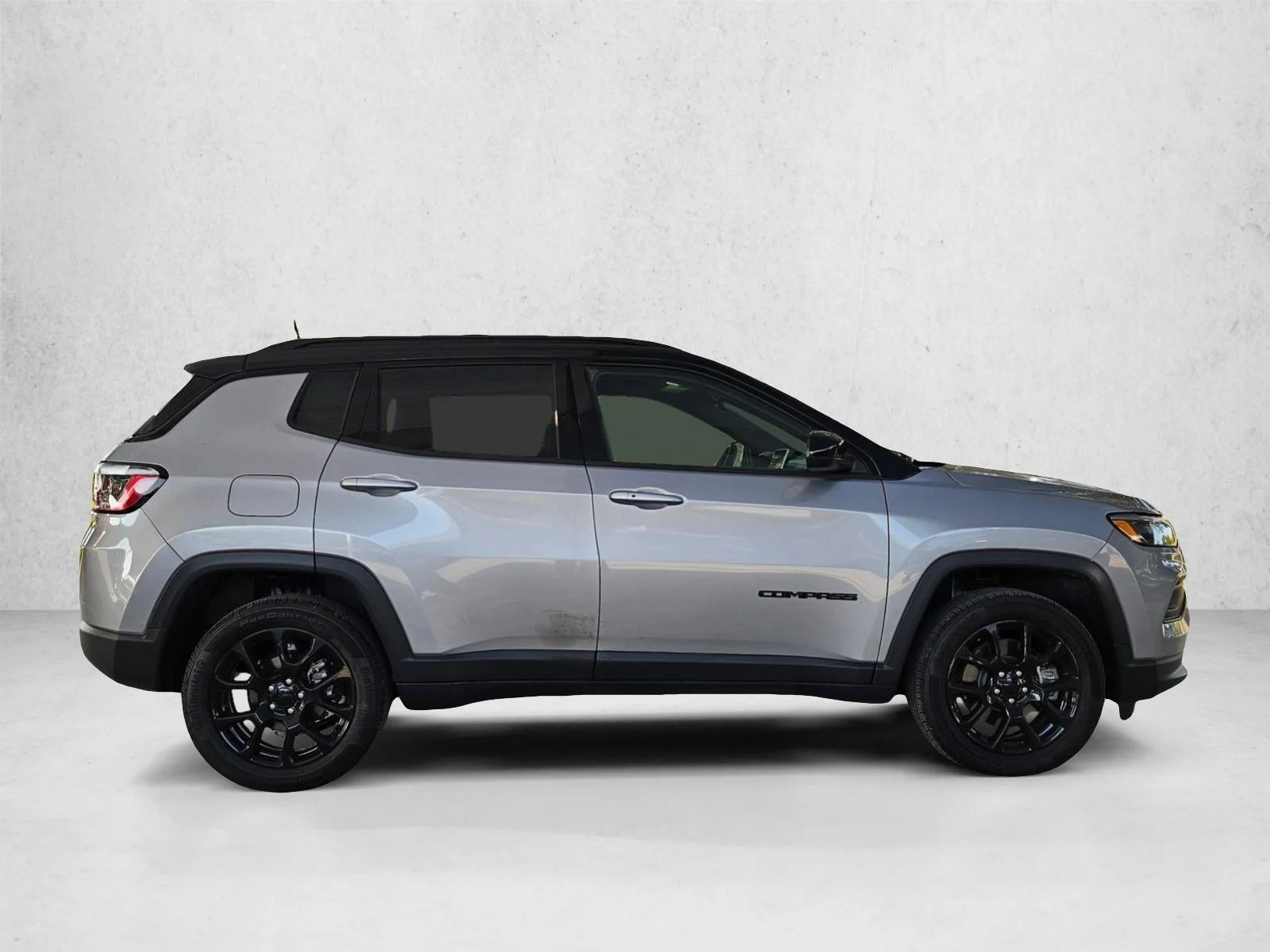 Used 2023 Billet Silver Metallic Clearcoat Jeep Altitude image 4
