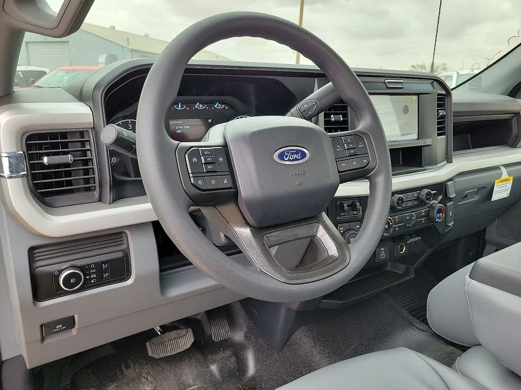 2025 Ford F-350 Super Duty Chassis Cab XL - Photo 17