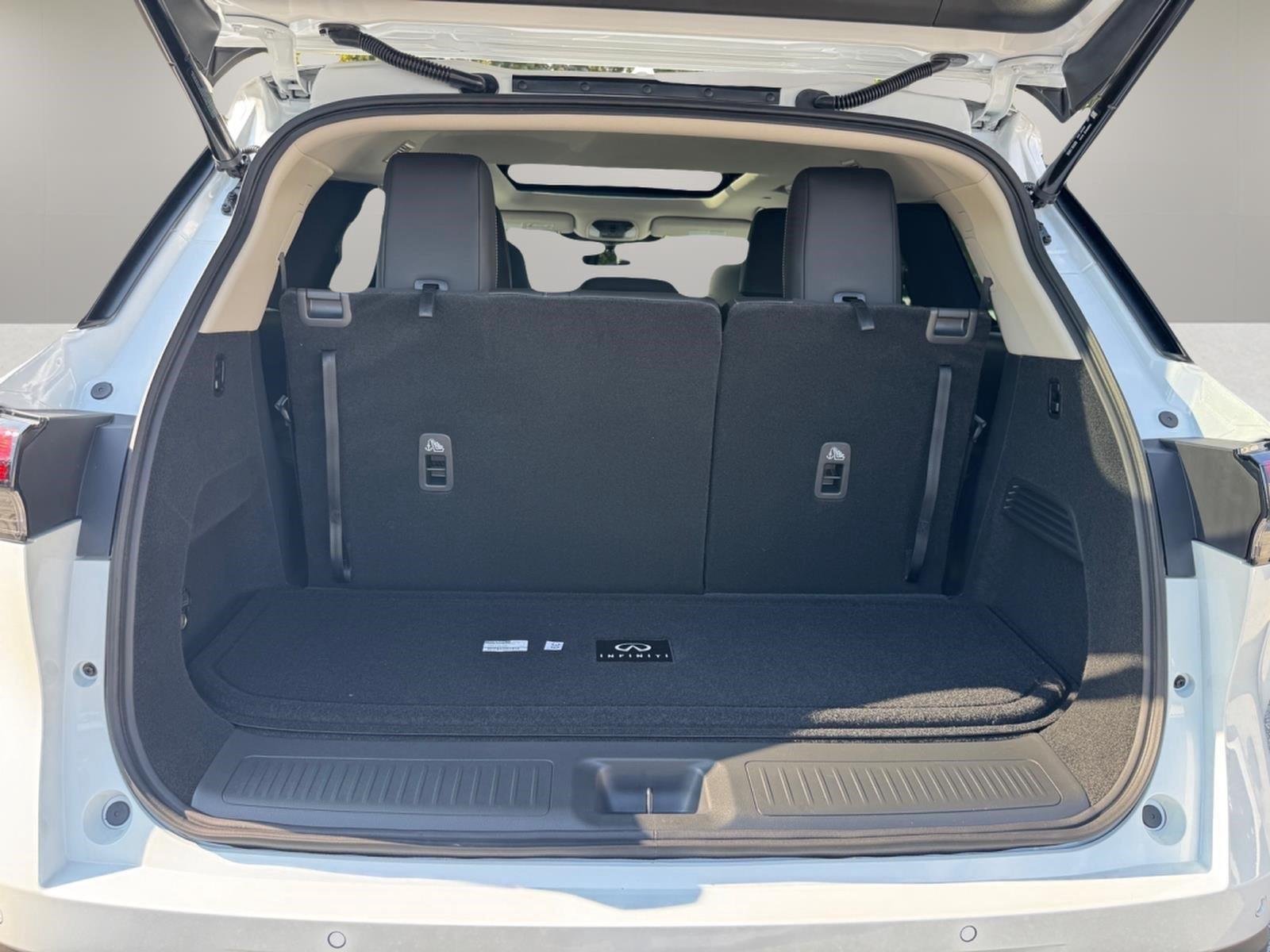 New 2027 RADIANT WHITE INFINITI Luxe FWD image 12
