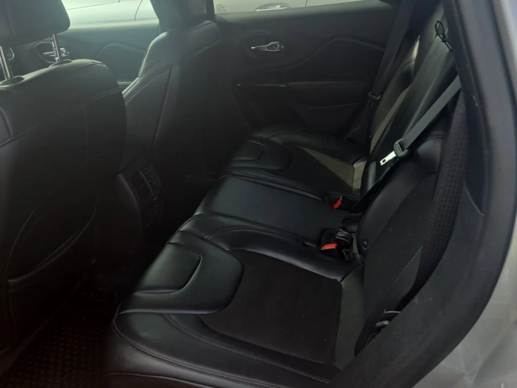 Used 2019 Silver Jeep Latitude Plus image 8