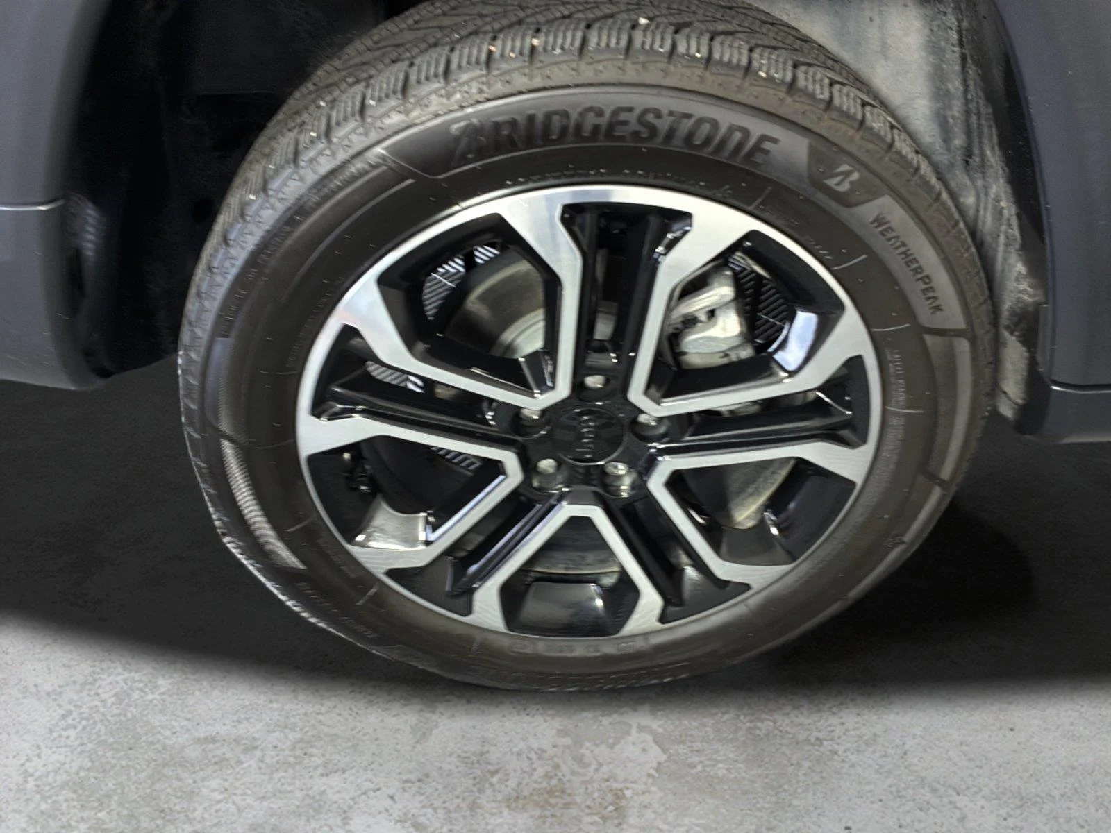 Used 2023 Diamond Black Crystal Pearlcoat Jeep Limited image 13