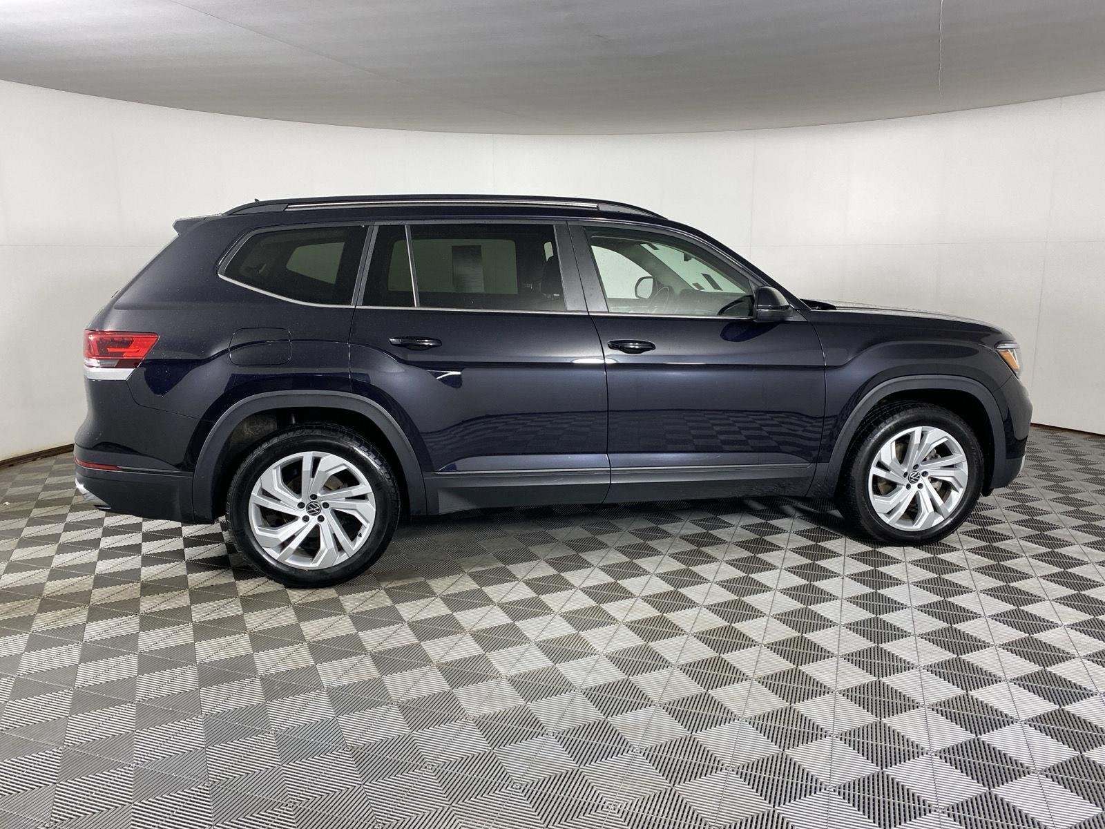 Used 2021 Deep Black Pearl Volkswagen 3.6L V6 SE w/Technology image 8