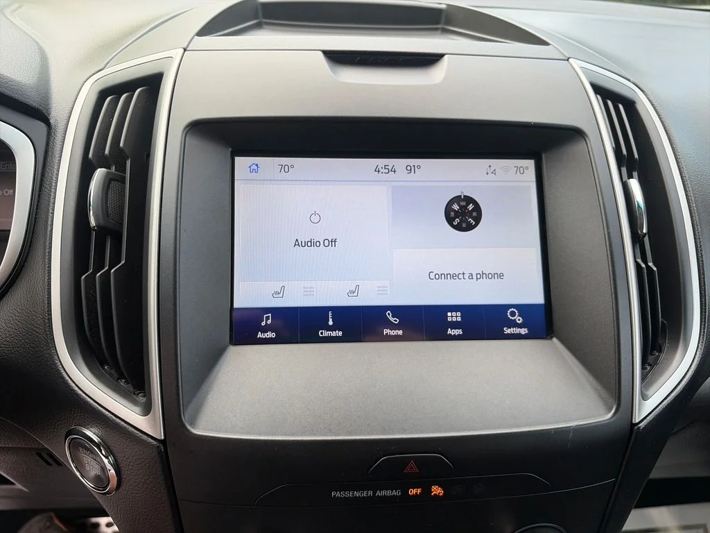Used 2020 Oxford White Ford SEL image 19