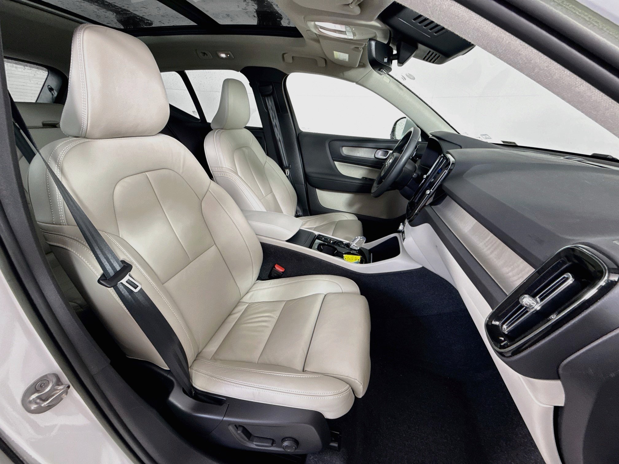 Used 2023 Crystal White Metallic Volvo Plus Bright Theme image 29