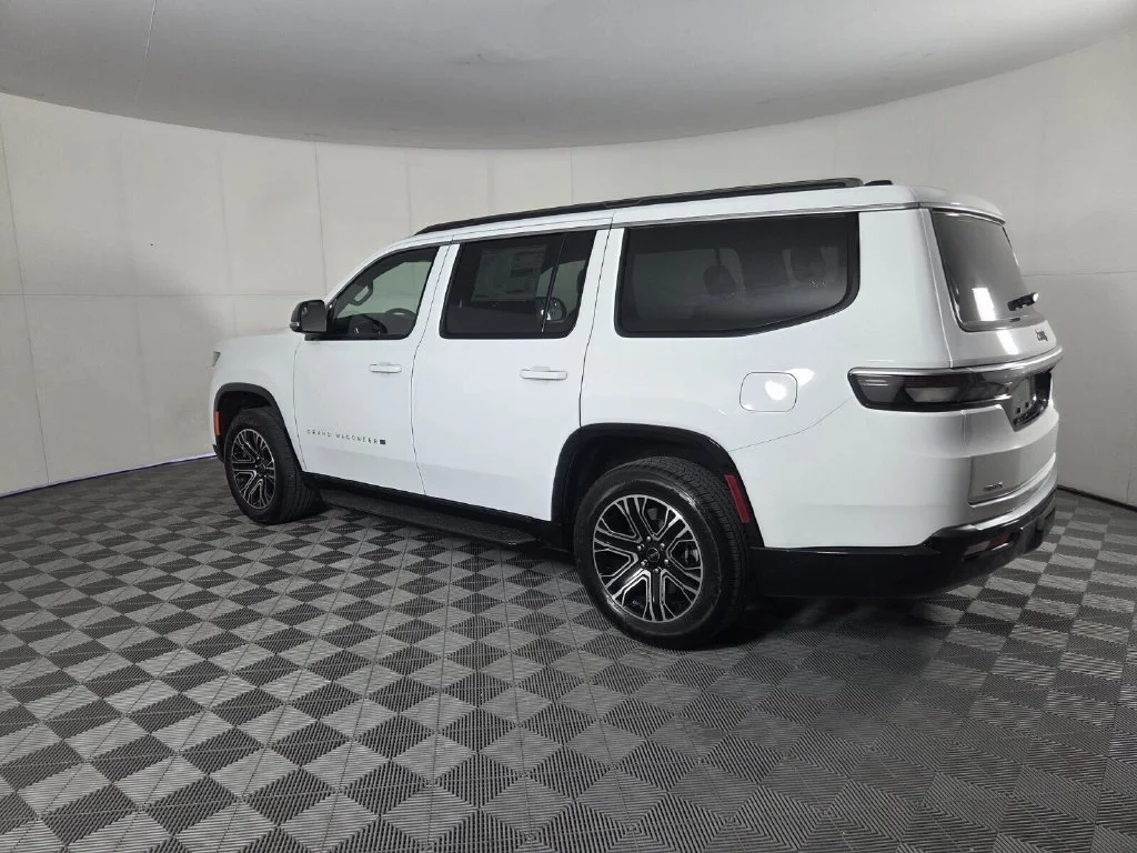 New 2026 Bright White Clear-Coat Exterior Paint Jeep  image 7