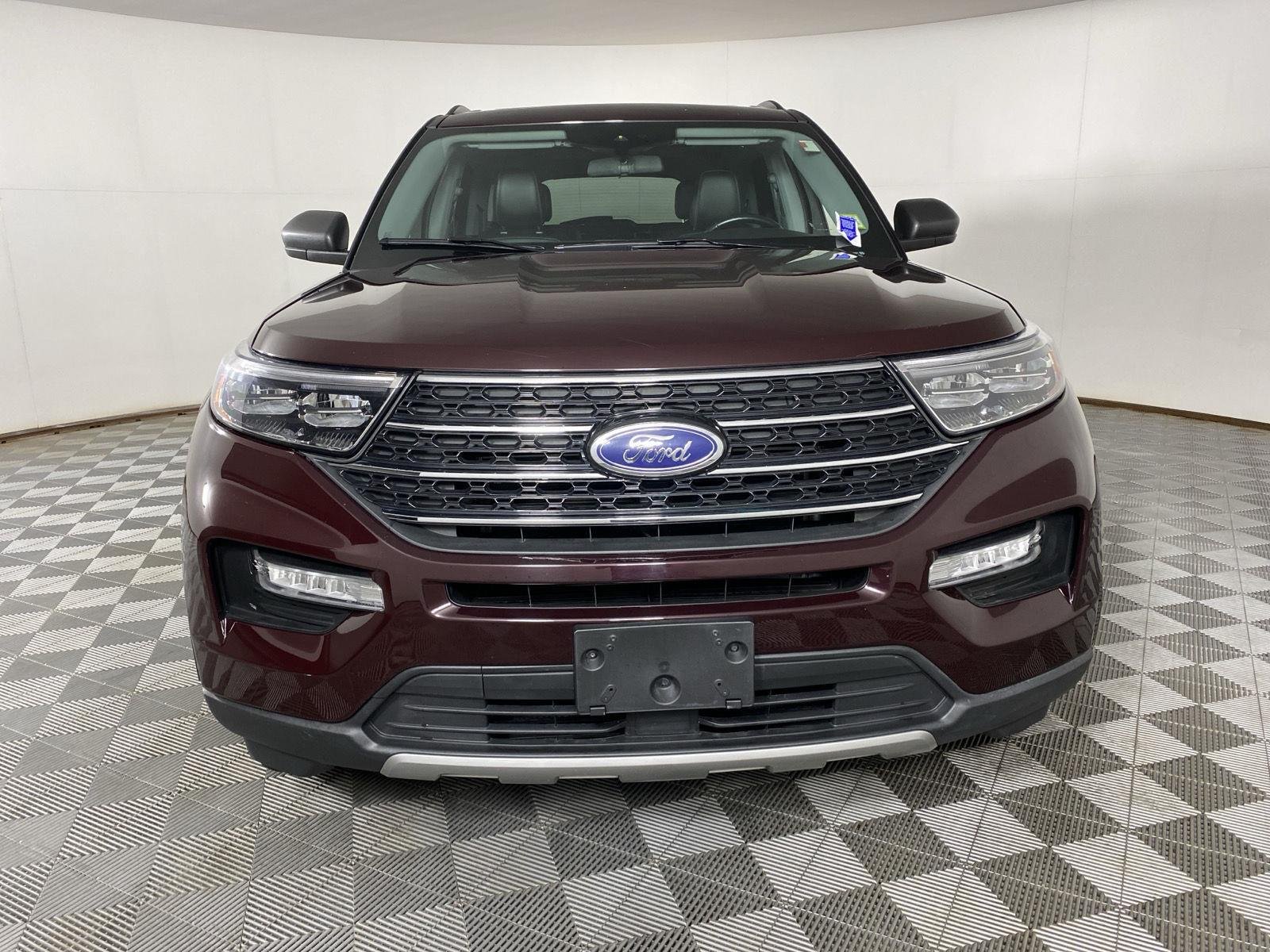 Used 2023 Jewel Red Metallic Tinted Clearcoat Ford XLT image 5